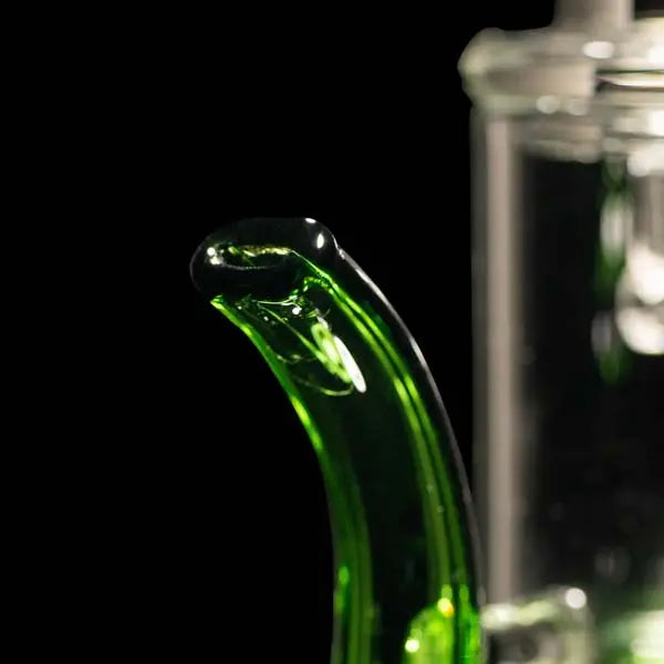 Milkyway Aqua Beaker 7.5" Hash Rig with Green Accents – Premium Glass Water Pipe - mouth piece